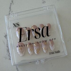 Ersa Press-On Nails in Soft Pink with Gold Star Accents